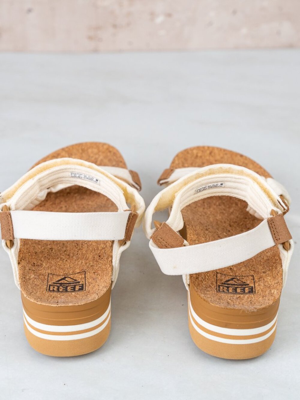 NWOT Reef Cushion Rem Hi White Size 7 - Picture 4 of 7